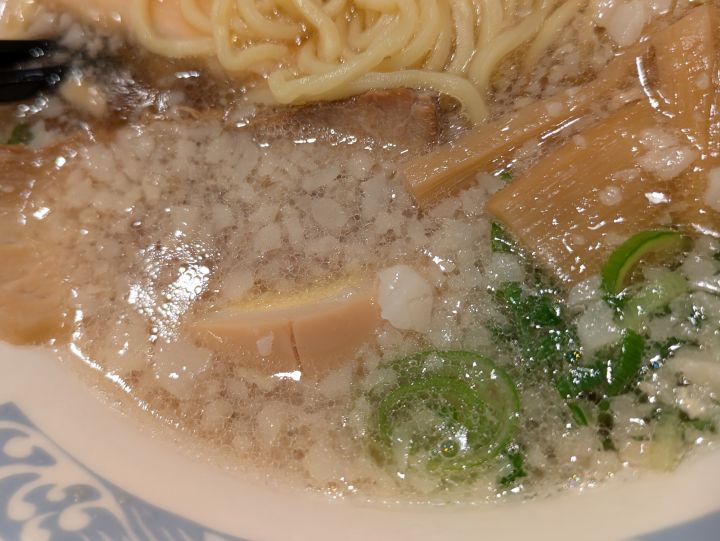 スープにたっぷり浮かんだ背脂のアップ写真