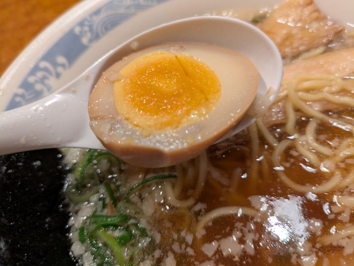 半分に割った半熟の味付け玉子の写真