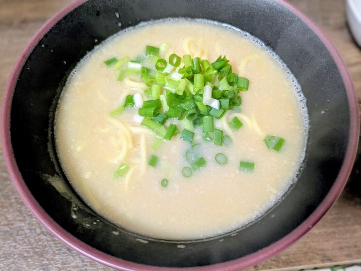 完成した山岡家袋麺 プレミアム塩とんこつ 小ねぎトッピング