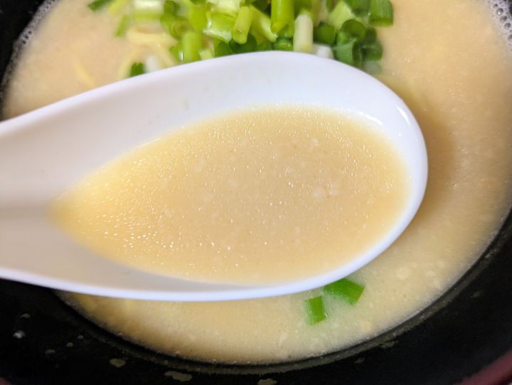 山岡家の袋麺「プレミアム塩とんこつ」のスープ