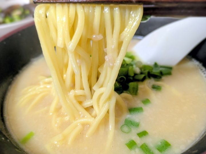 山岡家袋麺 プレミアム塩とんこつ 麺を箸上げした様子