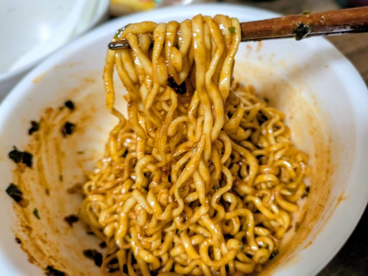 「辛め辛辛魚まぜそば」の麺を箸上げした様子
