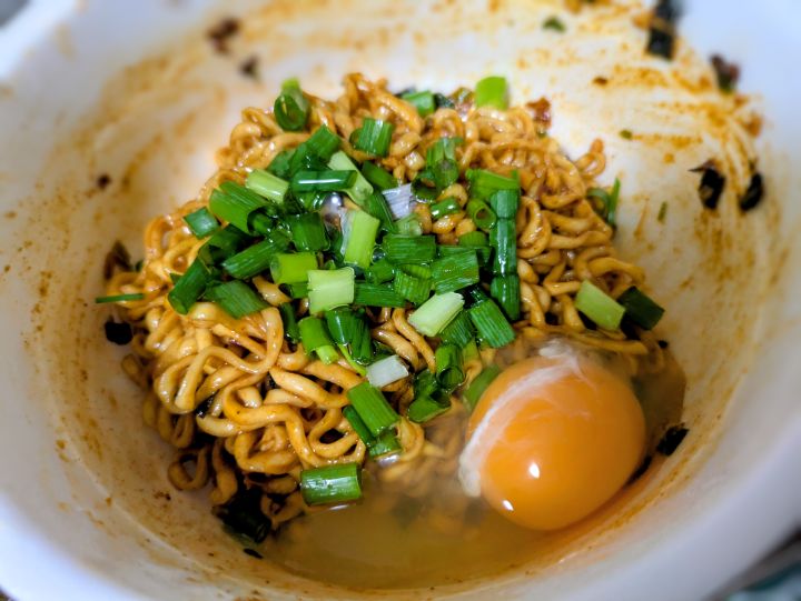 「辛め辛辛魚まぜそば」に卵とネギをトッピング