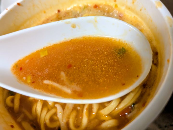極辛オイルを入れる前の北極ラーメンカップ麺のスープ