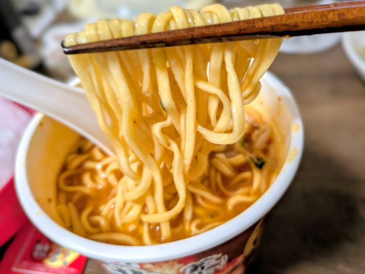 北極ラーメンカップ麺の麺を箸上げした様子