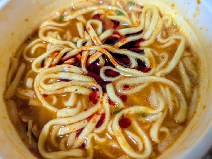 極辛オイルを入れた北極ラーメンカップ麺