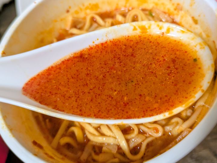 極辛オイルを入れた北極ラーメンカップ麺のスープ