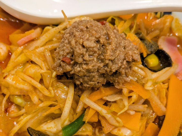 リンガーハットの夏辛ちゃんぽん2026 肉味噌トッピングのアップ