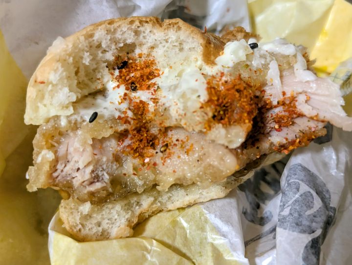 ケンタッキー柑橘鶏竜田バーガーに七味唐辛子をかけた様子