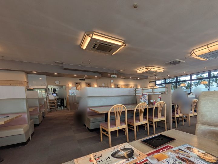 とんでんの店内 木目調のテーブル席とボックス席が並ぶ和の空間