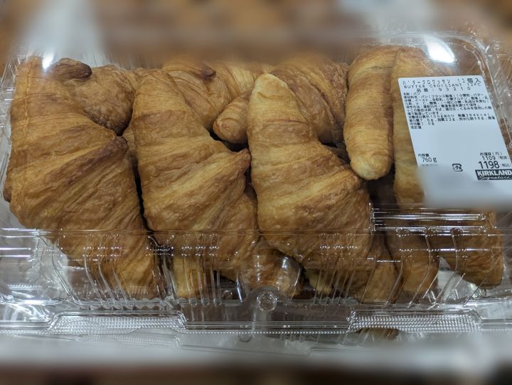 コストコの定番バタークロワッサン12個入りのパッケージと値札（税込1198円・内容量760g）