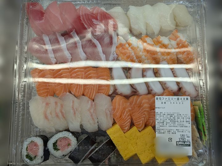 コストコの寿司ファミリー盛48貫のパック(品番94622・税込3780円)まぐろ・サーモン・いか・ぶり・たこ・玉子など