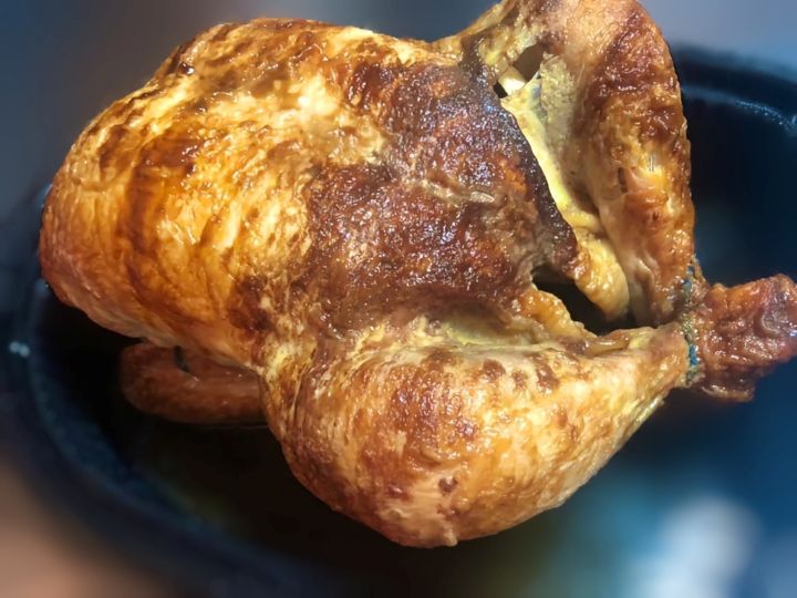 コストコのロティサリーチキン丸鶏1羽を黒い皿に乗せた実物