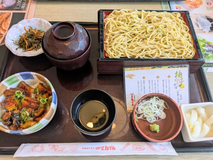 とんでんのランチ御膳全景 北海道そば ミニうな丼 みそ汁 小鉢 薬味のセット
