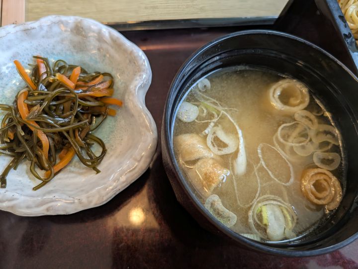 とんでんの御膳の小鉢 昆布の煮物とねぎ入りみそ汁