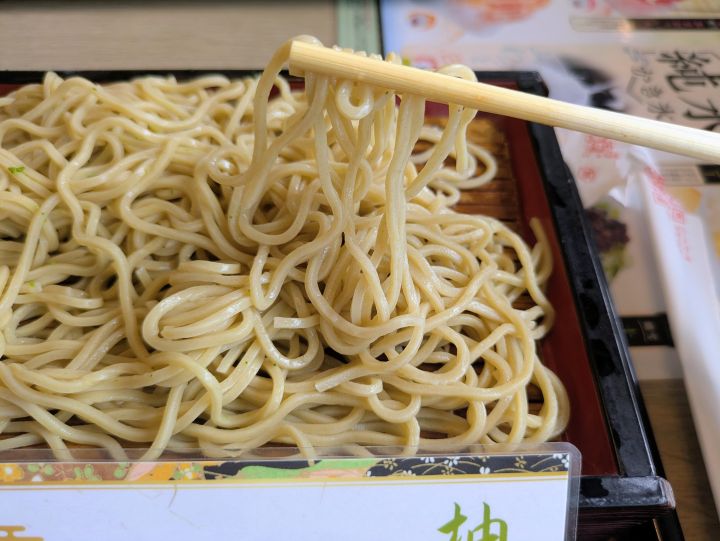 箸で持ち上げた柚子切りそばの麺のアップ