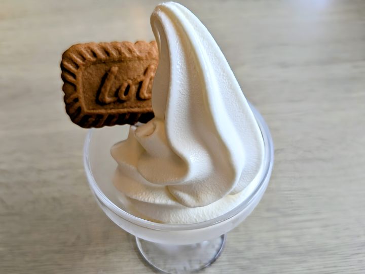とんでんの北海道牛乳ソフトクリーム ロータスビスケット添え
