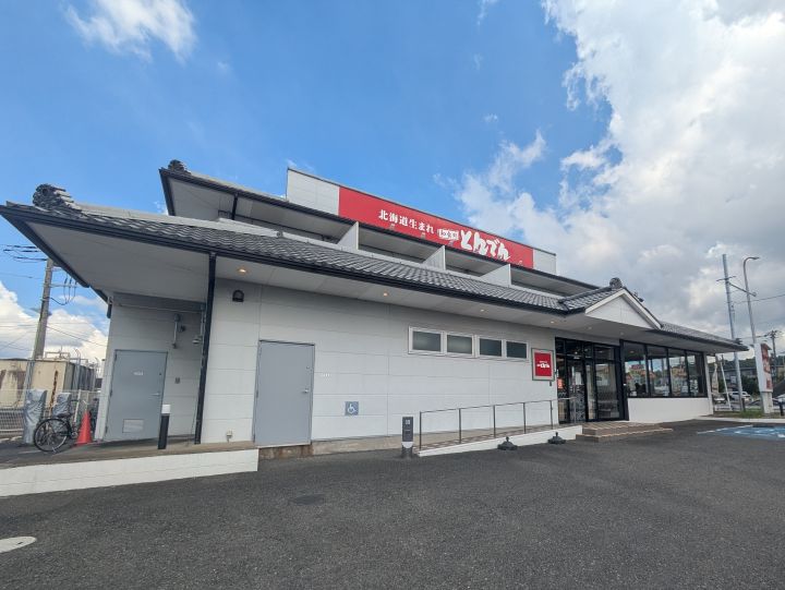 とんでんの店舗外観 白と赤の和風建築と駐車場