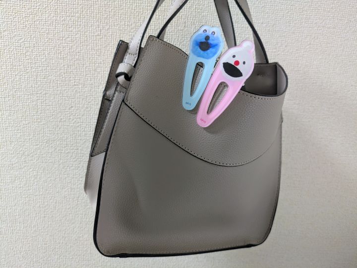 パペットスンスン前髪クリップをグレーのトートバッグに付けた活用例
