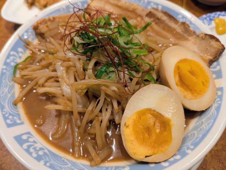 バーミヤン味噌バミ郎そばマシ盛の全体 もやしと厚切り焼豚と味付玉子