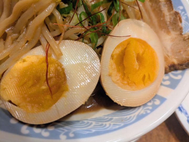 バーミヤン味噌バミ郎そばマシ盛の味付玉子の断面アップ