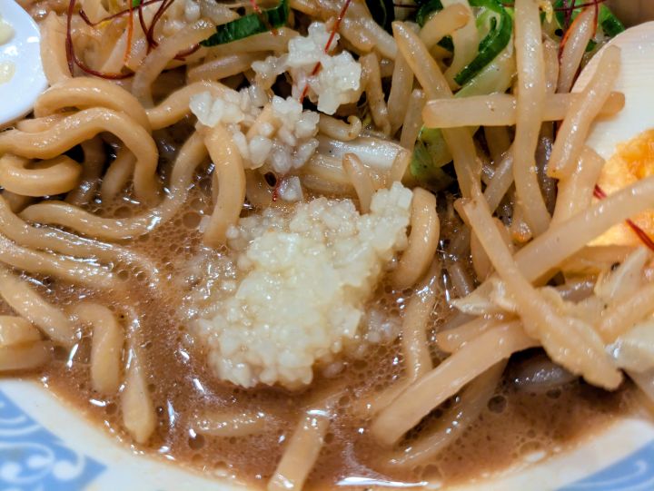 バーミヤン味噌バミ郎そばのスープに生にんにくを入れた様子