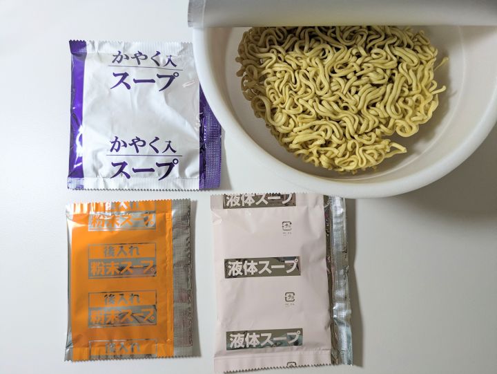 辛めの辛め辛辛魚の中身。かやく入スープ・後入れ粉末スープ・液体スープとノンフライ麺