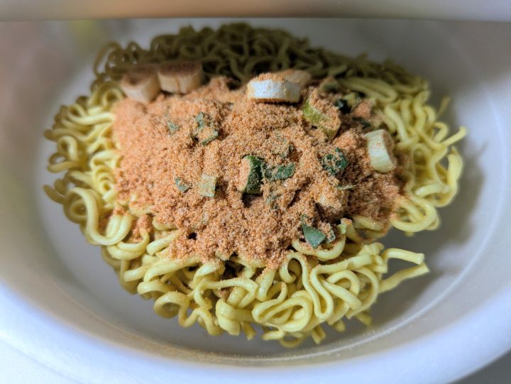 辛めの辛め辛辛魚のかやく入スープを麺の上にあけた状態