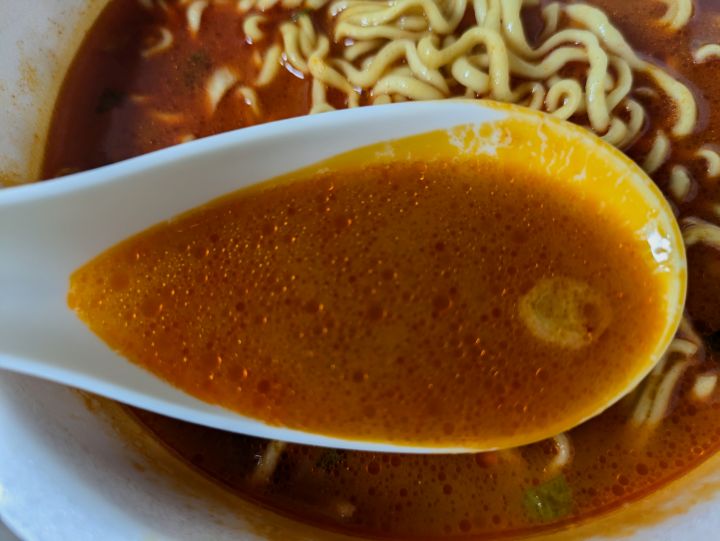 辛めの辛め辛辛魚のスープをレンゲですくった様子